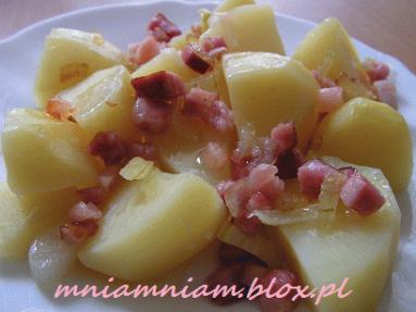 Zdjęcie - Ziemniaczki okraszone boczkiem i  cebulą  - Przepisy kulinarne ze zdjęciami