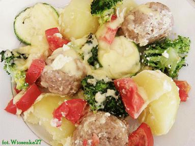 Zdjęcie - Musztardowe pulpety zapiekane z brokułami i  pomidorami  - Przepisy kulinarne ze zdjęciami