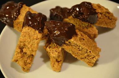 Zdjęcie - Biscotti marchewkowe zatopione w gorzkiej czekoladzie - Przepisy kulinarne ze zdjęciami