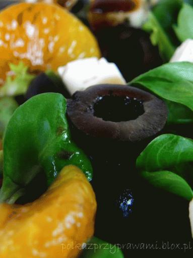 Zdjęcie - Sałatka z mandarynkami, oliwkami i serem feta  - Przepisy kulinarne ze zdjęciami