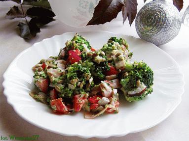 Zdjęcie - Sałatka brokułowa z żurawiną i  słonecznikiem  - Przepisy kulinarne ze zdjęciami