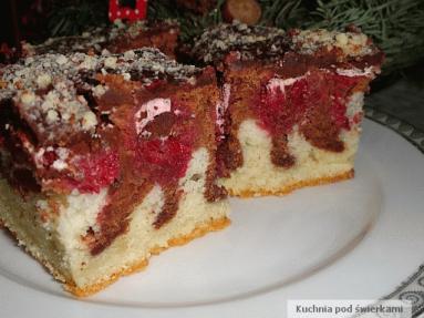 Zdjęcie - Dwukolorowe ciasto z wiśniami  - Przepisy kulinarne ze zdjęciami