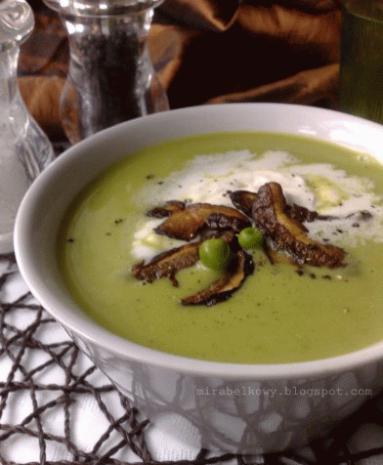 Zdjęcie - Zupa-krem z groszku z grzybami - Przepisy kulinarne ze zdjęciami