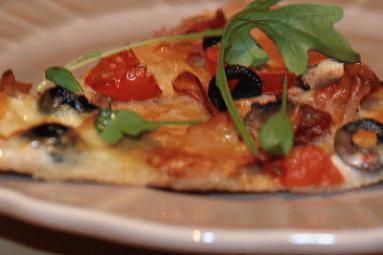 Zdjęcie - pizza z mąki pełnoziarnistej z rukolą - Przepisy kulinarne ze zdjęciami