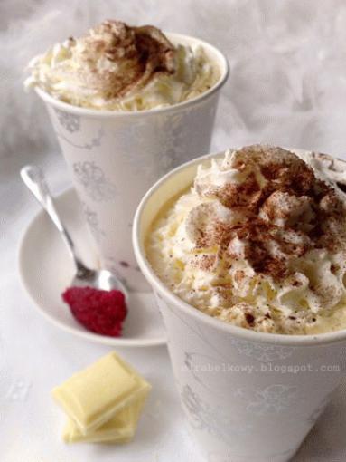 Zdjęcie - Zimowa kawa z białą czekoladą i różą - Przepisy kulinarne ze zdjęciami
