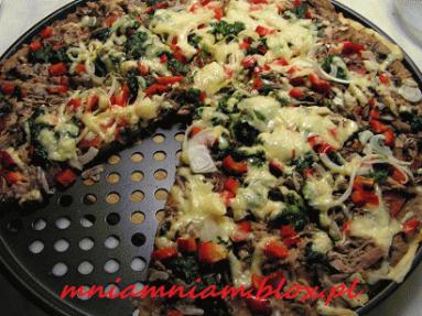 Zdjęcie - Pizza z tuńczykiem i szpinakiem na cieście  pełnoziarnistym  - Przepisy kulinarne ze zdjęciami