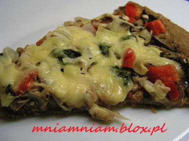 Zdjęcie - Pizza z tuńczykiem i szpinakiem na cieście  pełnoziarnistym  - Przepisy kulinarne ze zdjęciami