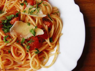 Zdjęcie - Spaghetti z chorizo w sosie  pomidorowym  - Przepisy kulinarne ze zdjęciami