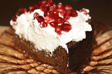 Zdjęcie - ciasto czekoladowe bez mąki z bitą śmietaną  i granatem - Przepisy kulinarne ze zdjęciami