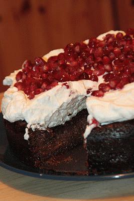 Zdjęcie - ciasto czekoladowe bez mąki z bitą śmietaną  i granatem - Przepisy kulinarne ze zdjęciami