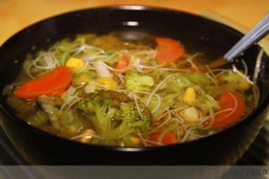 Zdjęcie - Zupa warzywna z makaronem  ryżowym  - Przepisy kulinarne ze zdjęciami