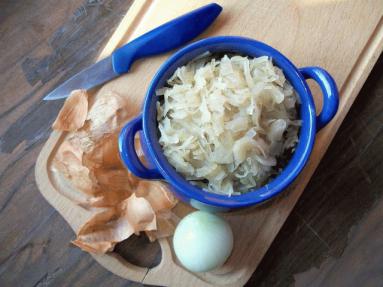 Zdjęcie - Kotlety z ziemniaków wg s. Anastazji i kapusta kiszona duszona z  cebulą  - Przepisy kulinarne ze zdjęciami