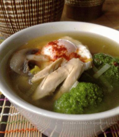 Zdjęcie - Chińska zupa z kurczakiem i jajkiem - Przepisy kulinarne ze zdjęciami