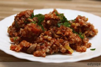 Zdjęcie - Kasza gryczana z porem i pieczarkami w sosie  pomidorowym  - Przepisy kulinarne ze zdjęciami