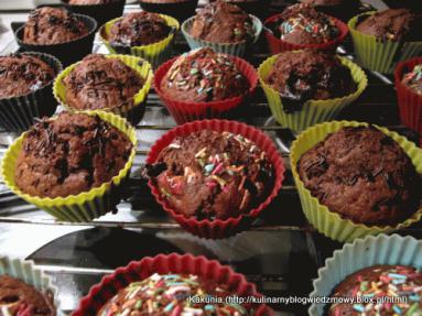 Zdjęcie - muffiny z kawałkami czekolady  - Przepisy kulinarne ze zdjęciami