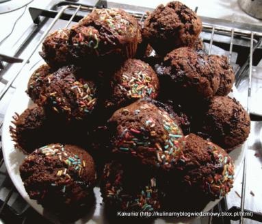 Zdjęcie - muffiny z kawałkami czekolady  - Przepisy kulinarne ze zdjęciami
