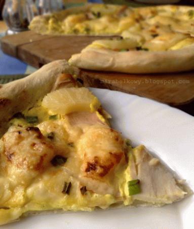 Zdjęcie - Światowy Dzień Pizzy :) Pizza curry z wędzonym kurczakiem i ananasem - Przepisy kulinarne ze zdjęciami