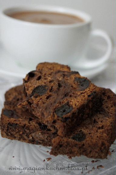 Zdjęcie - Wilgotny czekoladowy piernik z imbirem i suszonymi śliwkami   - Przepisy kulinarne ze zdjęciami
