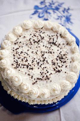 Zdjęcie - Tort mascarpone, z białą i gorzką czekoladą - Przepisy kulinarne ze zdjęciami