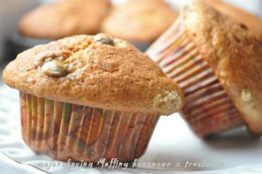 Zdjęcie - Muffiny bananowe z suszonymi truskawkami  - Przepisy kulinarne ze zdjęciami