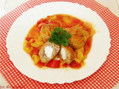 Zdjęcie - Pulpety nadziewane fetą w sosie pomidorowo-  paprykowym  - Przepisy kulinarne ze zdjęciami