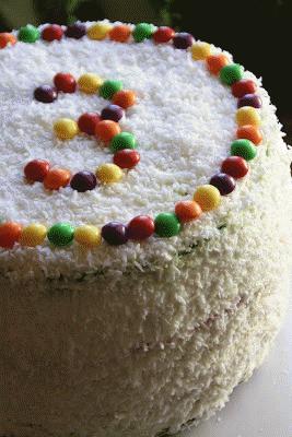 Zdjęcie - tort tęczowy na trzecie urodziny Bartka - Przepisy kulinarne ze zdjęciami