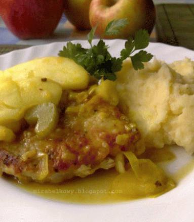 Zdjęcie - Kotlety schabowe z jabłkami - Przepisy kulinarne ze zdjęciami
