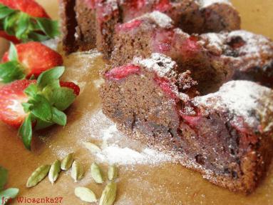 Zdjęcie - Ciasto czekoladowe z truskawkami i  kardamonem  - Przepisy kulinarne ze zdjęciami
