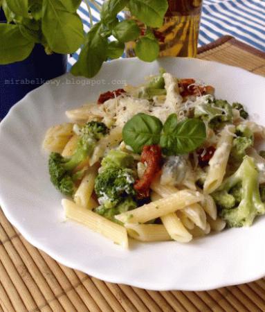 Zdjęcie - Penne z brokułami i serem pleśniowym - Przepisy kulinarne ze zdjęciami