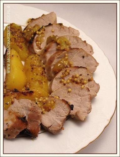 Zdjęcie - Polędwiczka wieprzowa z brzoskwiniami  - Przepisy kulinarne ze zdjęciami