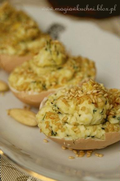 Zdjęcie - Faszerowane jajka z migdałami i sezamem   - Przepisy kulinarne ze zdjęciami