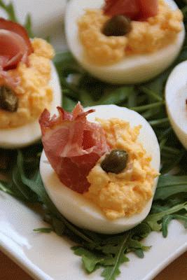 Zdjęcie - jajka z szynką parmeńską - Przepisy kulinarne ze zdjęciami