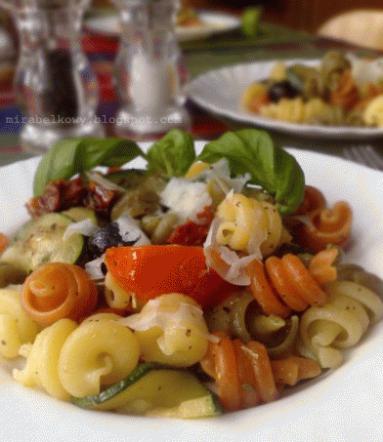 Zdjęcie - Kolorowy makaron z cukinią i pomidorami - Przepisy kulinarne ze zdjęciami