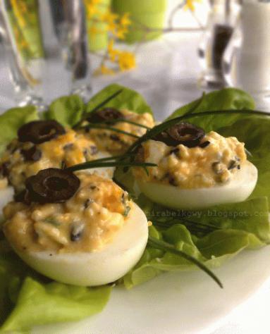 Zdjęcie - Jajka faszerowane oliwkami - Przepisy kulinarne ze zdjęciami