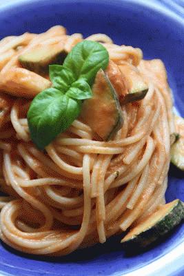 Zdjęcie - spaghetti z cukinią i mascarpone - Przepisy kulinarne ze zdjęciami