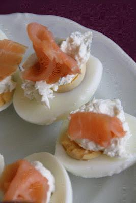 Zdjęcie - jajka z łososiem i ziołowym twarożkiem - Przepisy kulinarne ze zdjęciami