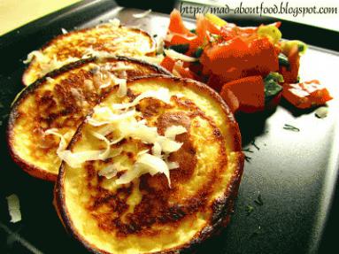 Zdjęcie - Smażona ricotta z sałatką z pomidorów - Przepisy kulinarne ze zdjęciami