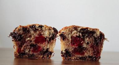 Zdjęcie - Muffiny z kandyzowanymi wiśniami i  czekoladą  - Przepisy kulinarne ze zdjęciami