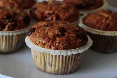 Zdjęcie - Muffiny z kandyzowanymi wiśniami i  czekoladą  - Przepisy kulinarne ze zdjęciami