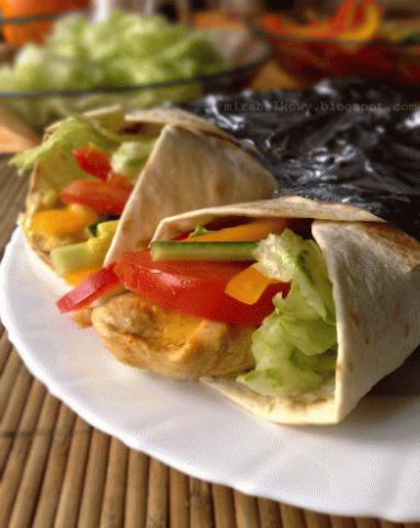 Zdjęcie - Tortille z kurczakiem, warzywami i sosem curry - Przepisy kulinarne ze zdjęciami