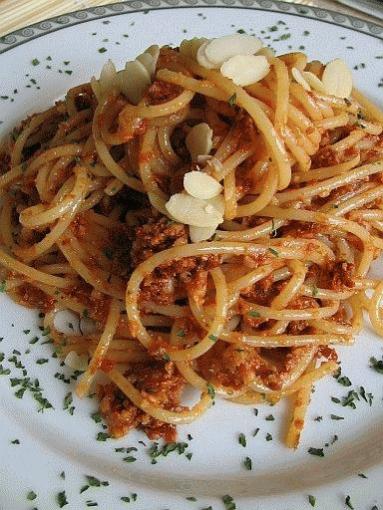 Zdjęcie - Spaghetti z pesto z suszonych pomidorów - Przepisy kulinarne ze zdjęciami