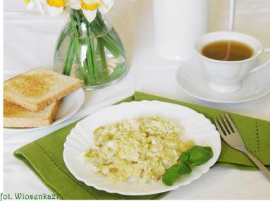 Zdjęcie - Jajecznica z  rabarbarem  - Przepisy kulinarne ze zdjęciami