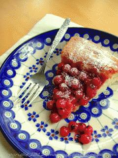 Zdjęcie - Placek drożdżowy z czerwonymi porzeczkami i konfiturą malinową - Przepisy kulinarne ze zdjęciami