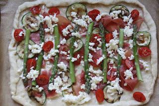 Zdjęcie - pizza ze szparagami - Przepisy kulinarne ze zdjęciami