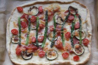 Zdjęcie - pizza ze szparagami - Przepisy kulinarne ze zdjęciami