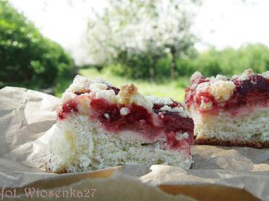Zdjęcie - Ciasto drożdżowe z rabarbarem, truskawkami i migdałową  kruszonką  - Przepisy kulinarne ze zdjęciami