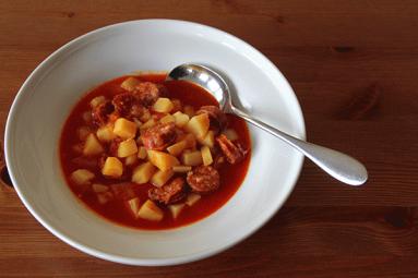 Zdjęcie - Hiszpańska zupa ziemniaczana z  chorizo  - Przepisy kulinarne ze zdjęciami