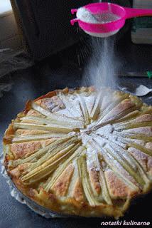 Zdjęcie - Sezon na rabarbar: Ciasto budyniowe z rabarbarem - Przepisy kulinarne ze zdjęciami