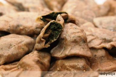 Zdjęcie - Pierogi z pieczarkami, pokrzywą i  szpinakiem  - Przepisy kulinarne ze zdjęciami