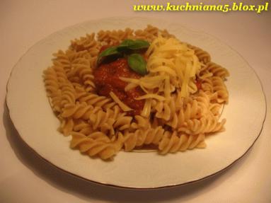 Zdjęcie - Pesto pomidorowo - bazyliowe z brązowym makaronem  - Przepisy kulinarne ze zdjęciami